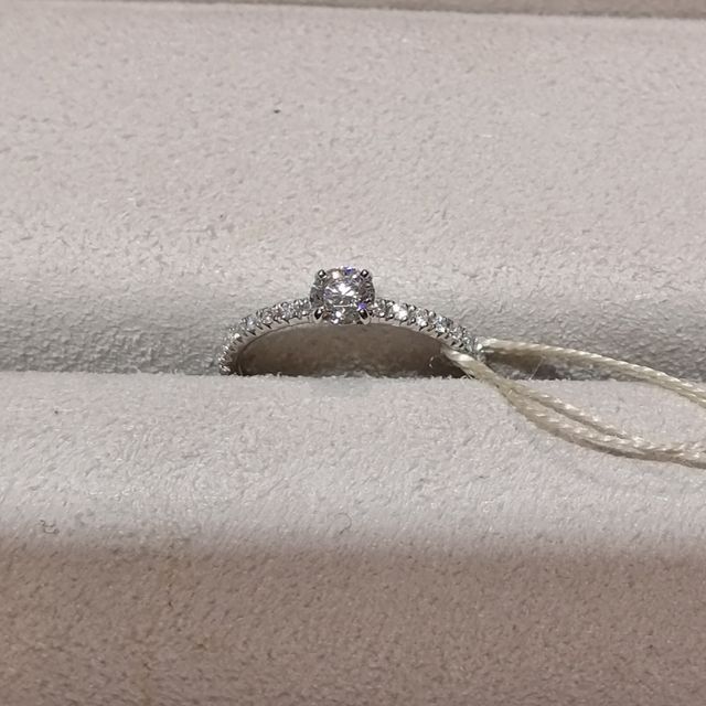 【ブシュロン(BOUCHERON)の口コミ】 センターダイヤの高さが低い為、派手すぎず普段遣いしやすそうだと思いま…