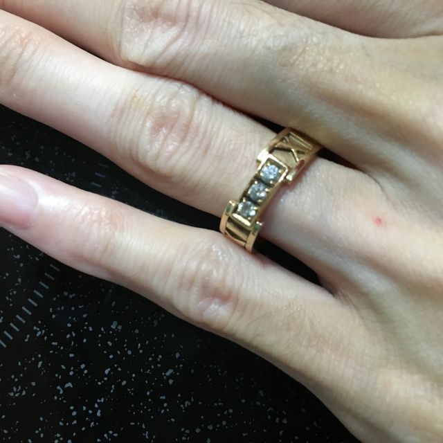 【ティファニー(Tiffany & Co.)の口コミ】 シルバーではなく、少し違った色が良いと思い、探していました。Tiffanyの…