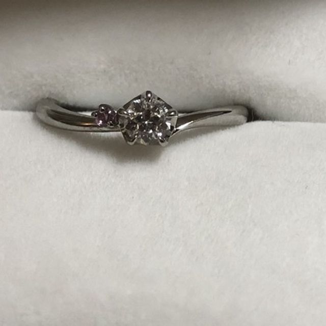 【TOMOE(トモエ)の口コミ】 桜が好きなので桜モチーフの指輪を探していました。
ダイヤの横にさりげな…