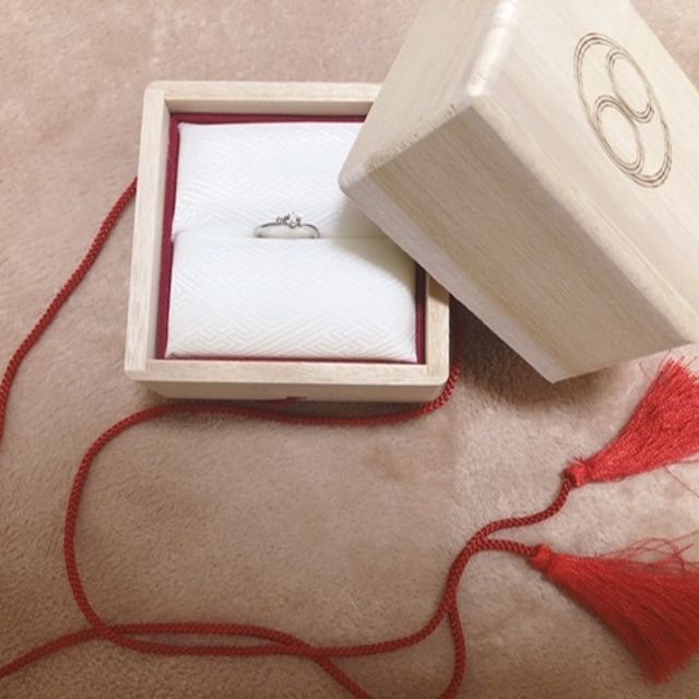 【TOMOE(トモエ)の口コミ】 桜が好きなので桜モチーフの指輪を探していました。
ダイヤの横にさりげな…