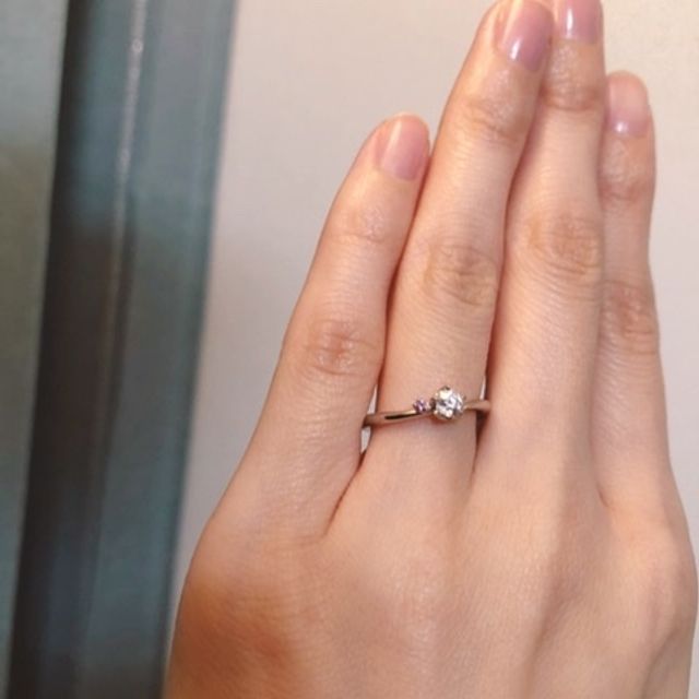 【TOMOE(トモエ)の口コミ】 桜が好きなので桜モチーフの指輪を探していました。
ダイヤの横にさりげな…