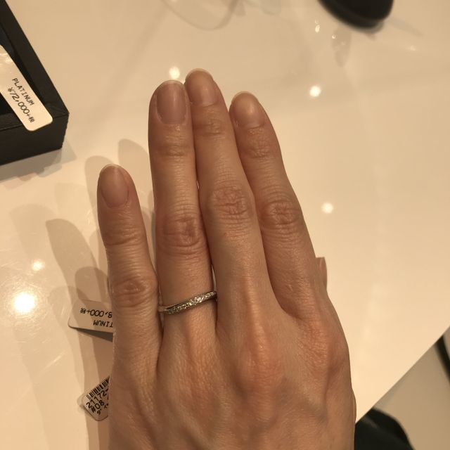 【4℃ BRIDAL(ヨンドシーブライダル)の口コミ】 ウェーブタイプのシンプルなプラチナリングです。
シンプルなデザインです…