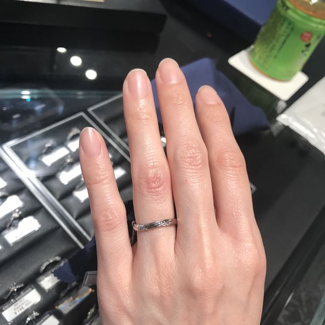 【銀座ダイヤモンドシライシの口コミ】 細身でシンプルなタイプの指輪を探していましたが、進めて頂いたこの指輪…