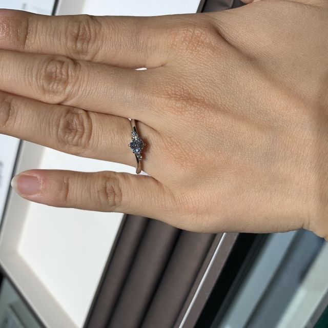 【アイプリモ(I-PRIMO)の口コミ】 ウェーブラインがシャープで美しいです。メインのダイヤの横にある二つず…