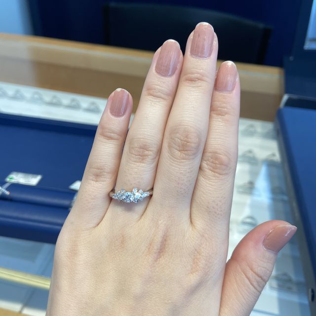 【銀座ダイヤモンドシライシの口コミ】 ダイヤモンドの周りを葉っぱのようなデザインで囲んであり、他のブランド…