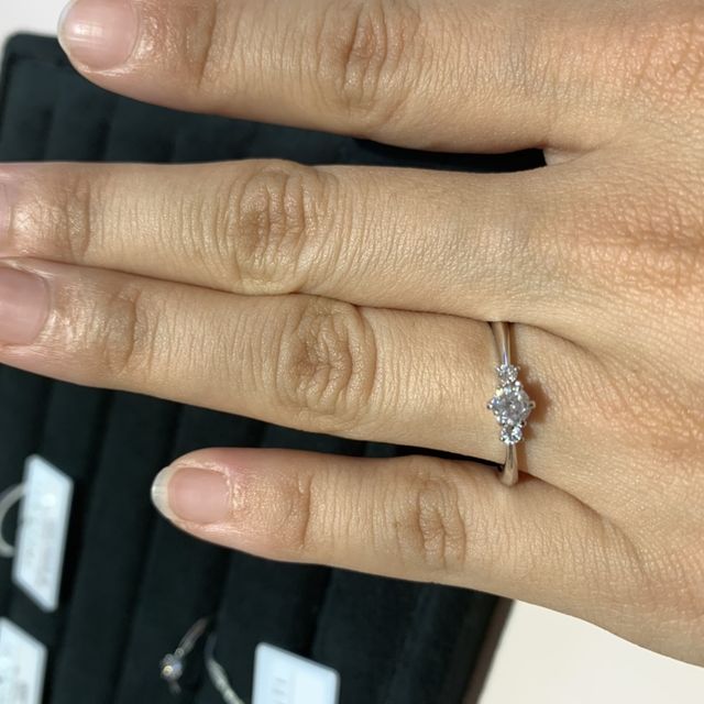 【TRECENTI(トレセンテ)の口コミ】 ストレートタイプでシンプルかつ、サイドのメレダイヤが上品なデザインで…