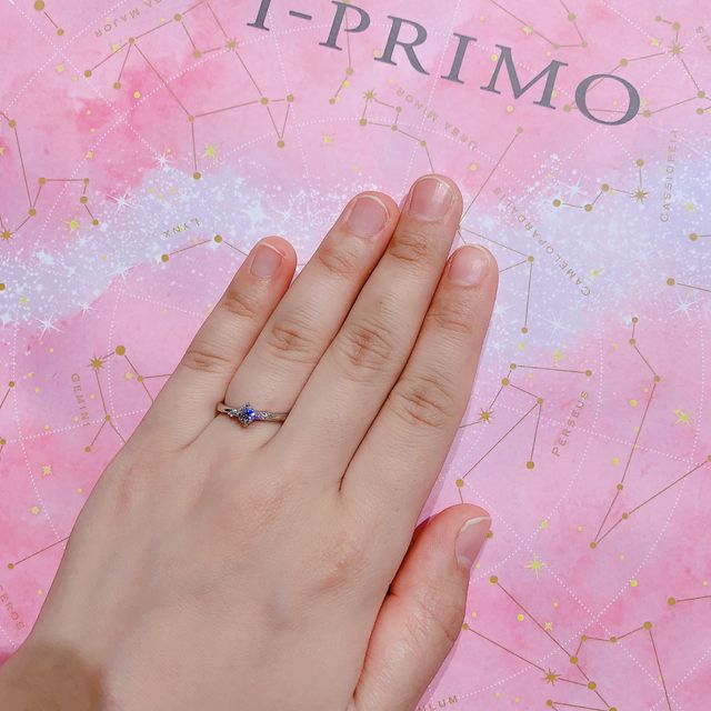 【アイプリモ(I-PRIMO)の口コミ】 素材はプラチナで、デザインはストレートです。
中心を軸に斜めに5つ足が…