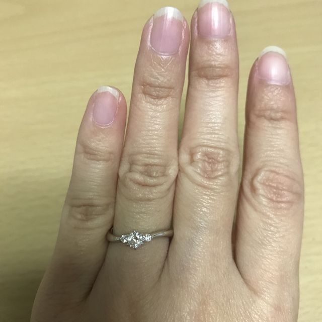 【4℃ BRIDAL(ヨンドシーブライダル)の口コミ】 来店前にいくつかの指輪デザインを見てS型のが良いと考えていました。ダイ…