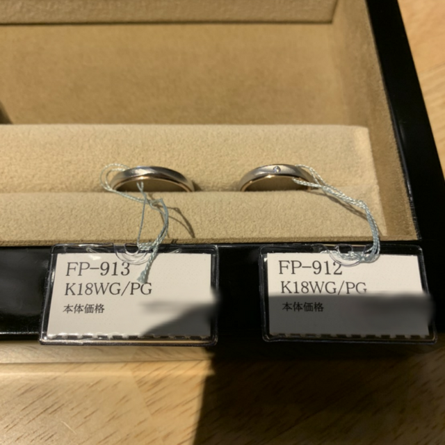 【Feerie Porte(フェーリー ポルテ)の口コミ】 試着させていただいた指輪は外側がK18WGで内側がPGのものでした。表面はつ…