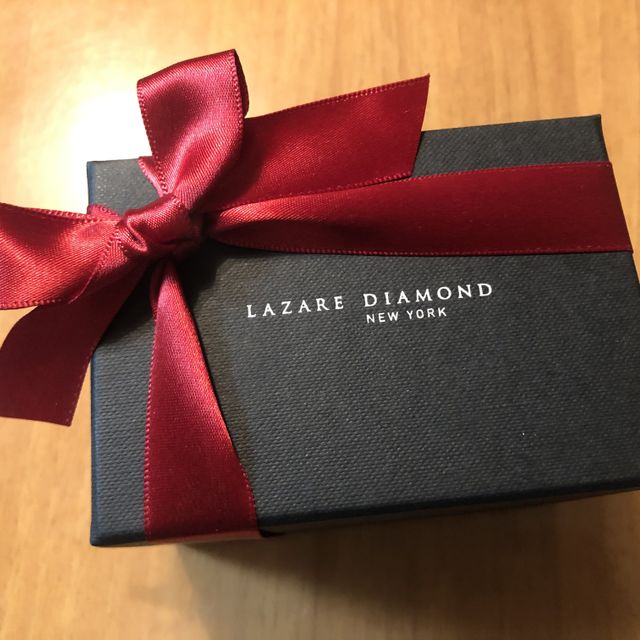 【ラザール ダイヤモンド(LAZARE DIAMOND)の口コミ】 とにかくデザインが決め手でした。
シンプルかつ、他にはなさそうな特徴的…