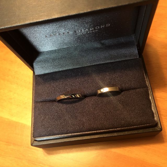 【ラザール ダイヤモンド(LAZARE DIAMOND)の口コミ】 とにかくデザインが決め手でした。
シンプルかつ、他にはなさそうな特徴的…