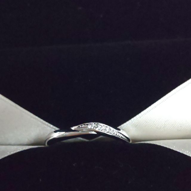 【エクセルコダイヤモンド(EXELCO DIAMOND)の口コミ】 シンプルだけどダイヤがキラリと光るところが素敵でした。ダイヤの数が多…