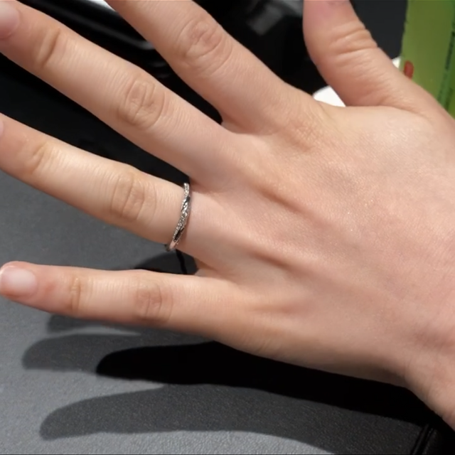【エクセルコダイヤモンド(EXELCO DIAMOND)の口コミ】 リングの周りに斜めにダイヤモンドがあしらわれているデザインです。どこ…