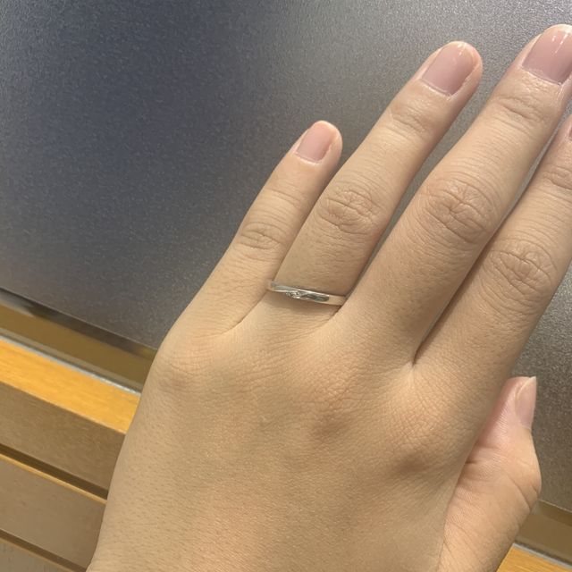 【銀座ダイヤモンドシライシの口コミ】 指輪の幅がそんなに広くなくちょうどいいので、指にはめた時にとても自然…