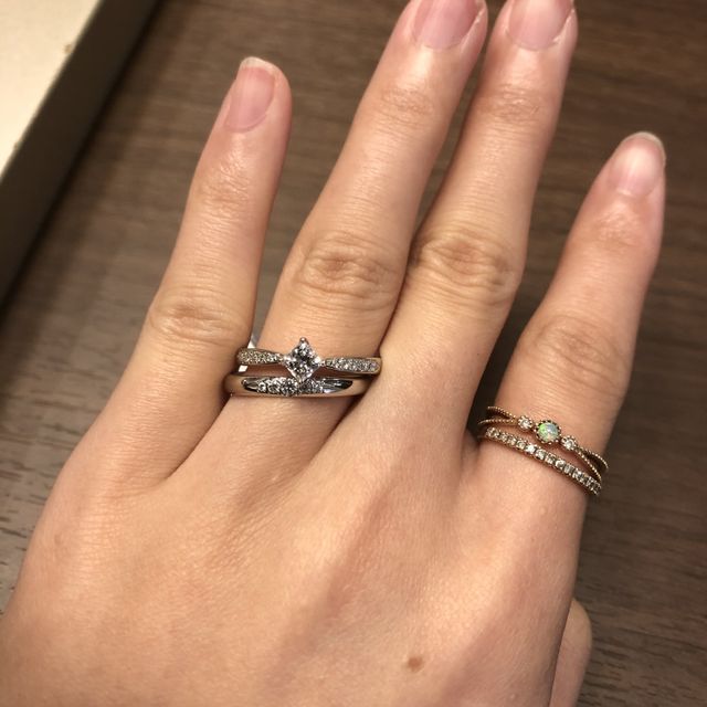 【BRIDGE ANTWERP BRILLIANT GALLERY(ブリッジ・アントワープ・ブリリアント・ギャラリー)の口コミ】 指にしっくりくる付け心地の良さと、5石の美しいダイヤが印象的な指輪です…