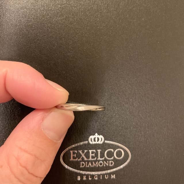 【エクセルコダイヤモンド(EXELCO DIAMOND)の口コミ】 あまり主張の強い指輪は好きではないので、このヘアラインの洗練されてい…