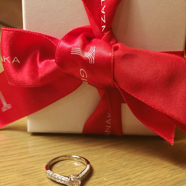 【ギンザタナカブライダル(GINZA TANAKA BRIDAL)の口コミ】 色々見ましたが、指が1番綺麗に見えるのと、前面にダイヤ（エタニティ）が…