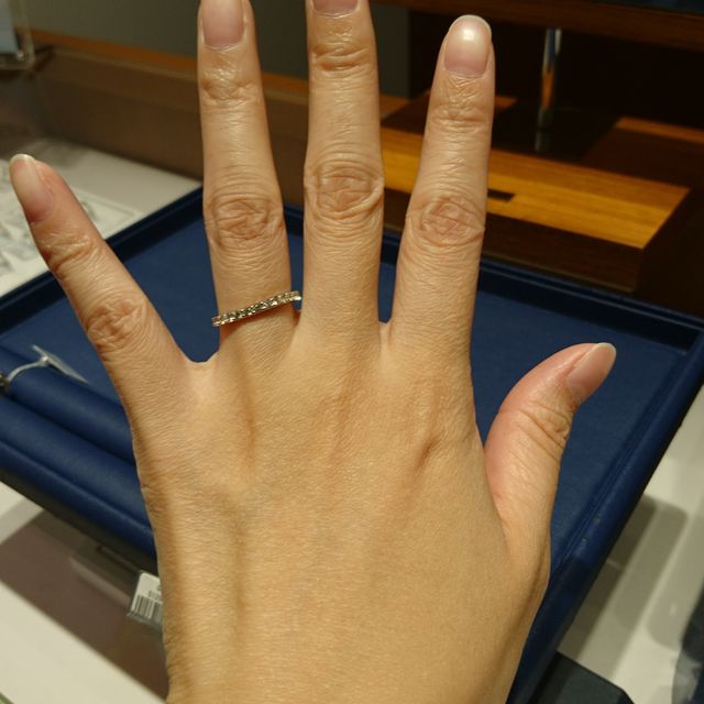 【銀座ダイヤモンドシライシの口コミ】 珍しい、ウェーブラインのエタニティリングです。ウェブサイトの写真では…