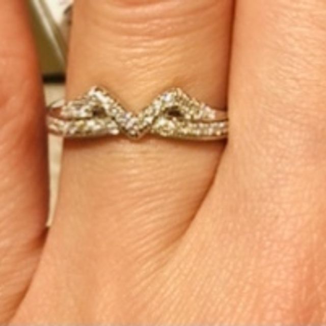 【ショーメ(CHAUMET)の口コミ】 王冠をモチーフとした優雅な曲線美に惹かれて購入しました。地金、ダイヤ…