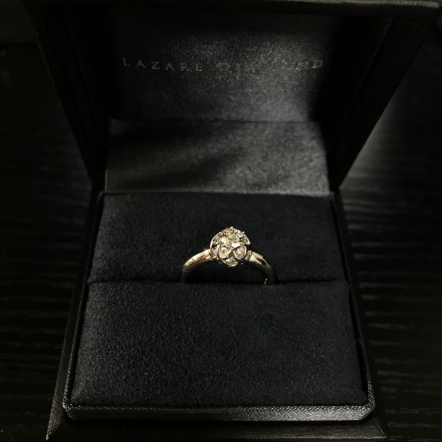 【ラザール ダイヤモンド(LAZARE DIAMOND)の口コミ】 結婚指輪は派手にできないということで、婚約指輪は華やかなものを選ぶ予…