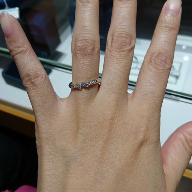【銀座ダイヤモンドシライシの口コミ】 少しボリュームのあるリングです。ダイヤモンドも少し大きめで、結婚指輪…