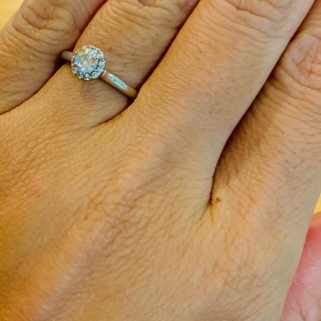 【銀座ダイヤモンドシライシの口コミ】 ・花のデザインが魅力的
・ダイヤのクオリティが選択可能
・ダイヤの大き…