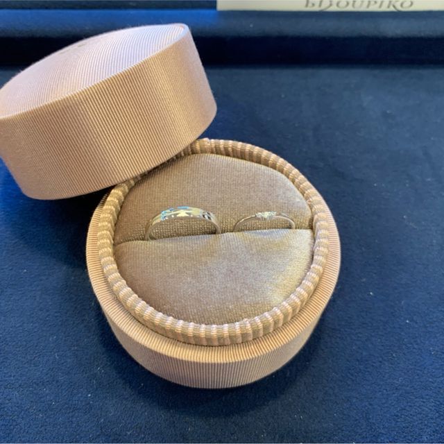 【LOVE NOTESの口コミ】 奥さんができるだけ指がきれいに見える指輪が良いと言うことで、店員さん…