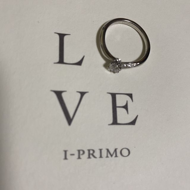 【アイプリモ(I-PRIMO)の口コミ】 プロポーズと共に彼からもらいました。
真ん中のダイヤモンドだけでなく、…