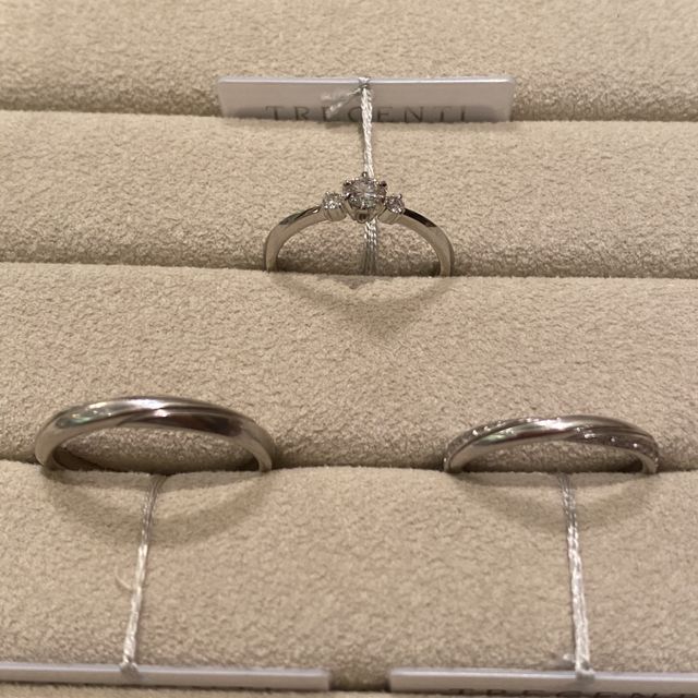 【TRECENTI(トレセンテ)の口コミ】 指輪のラインがきれいで、日本人に合うところ。
デザインがシンプルかつ、…