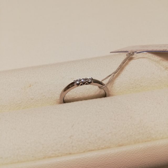 【festaria bijou SOPHIA(フェスタリア ビジュソフィア)の口コミ】 店舗限定モデルのようです。横から見た時のダイヤモンドの輝きやカタチの…