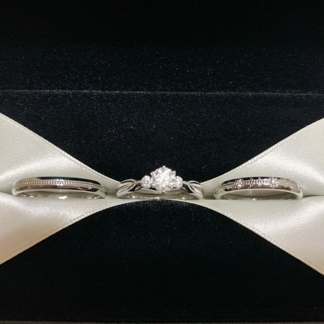 【エクセルコダイヤモンド(EXELCO DIAMOND)の口コミ】 婚約指輪も結婚指輪も、ミル打ちが気に入っています。婚約指輪のエリザベ…