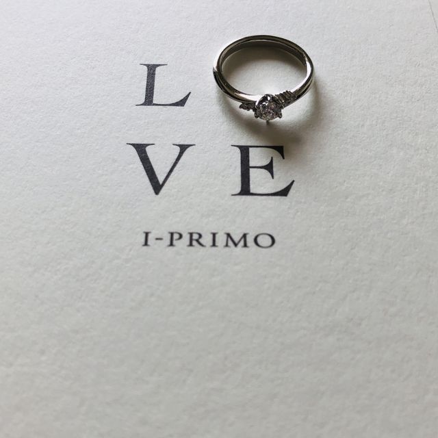 【アイプリモ(I-PRIMO)の口コミ】 色々なお店を回っていましたが、真ん中のダイヤの輝きと周囲に散りばめら…