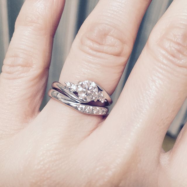 【カオキ　ダイヤモンド専門卸直営店の口コミ】 同店で購入したS字と重ね付けがしたくて悩んだ末のオーダーでした。
ダイ…