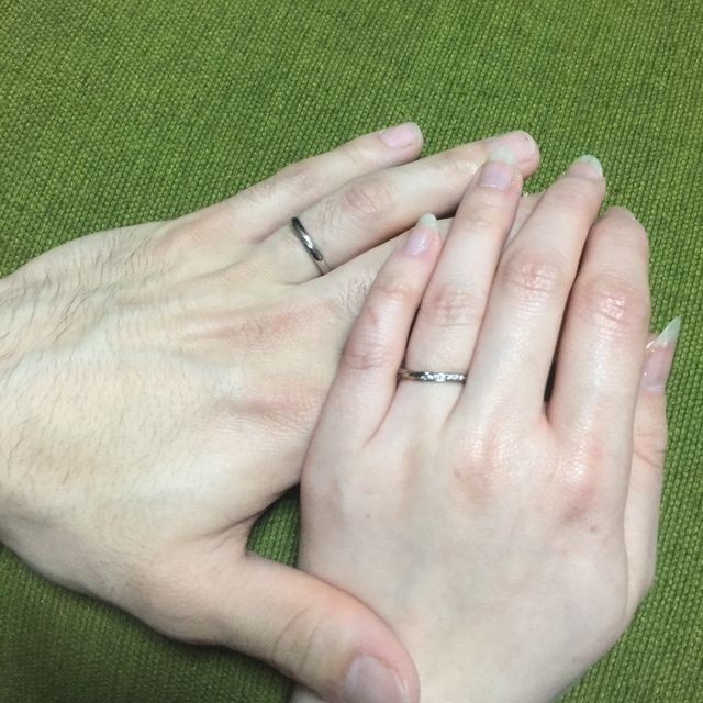【LUCIE(ルシエ)の口コミ】 シンプル過ぎず派手過ぎず、
２人に似合うデザインで
細めのリングを探し…
