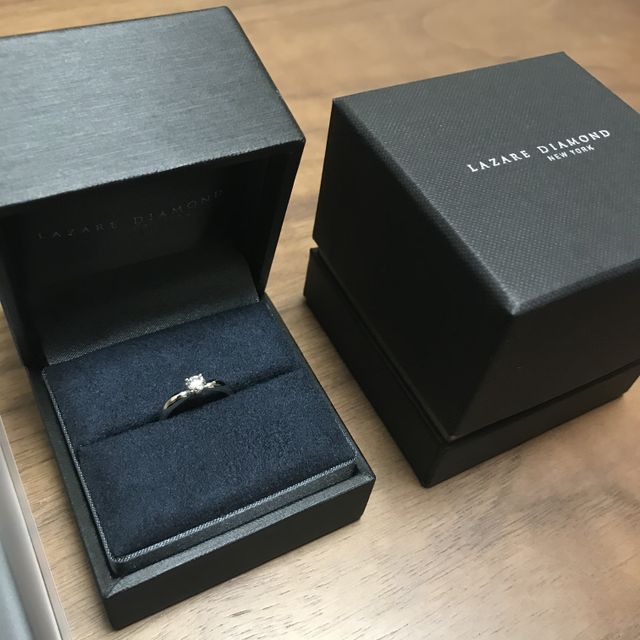 【ラザール ダイヤモンド(LAZARE DIAMOND)の口コミ】 まず第一印象で、立て爪が丸みを帯びていて、どことなく優しい印象を与え…