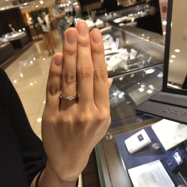 【ROYAL ASSCHER(ロイヤル・アッシャー)の口コミ】 爪なしで挟み込まれているデザインが気に入りました。
ダイヤは白い輝きが…