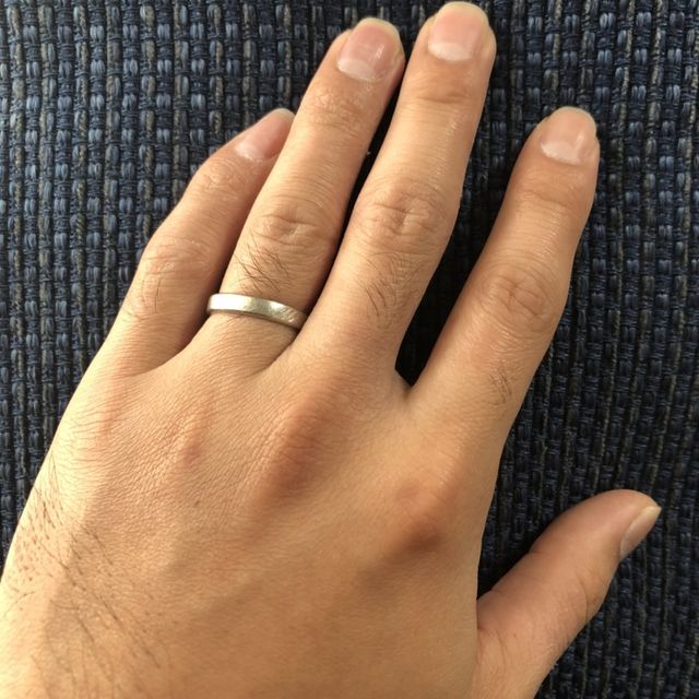 【YUKA HOJO(ユカホウジョウ)の口コミ】 仕事をしていても邪魔にならないシンプルなデザインを探していました。
妻…