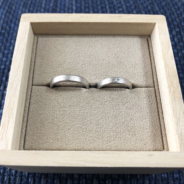 【YUKA HOJO(ユカホウジョウ)の口コミ】 仕事をしていても邪魔にならないシンプルなデザインを探していました。
妻…