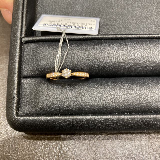 【TRECENTI(トレセンテ)の口コミ】 一石の周りにダイヤがあるデザインを探していて一目惚れ。
デザインはピン…