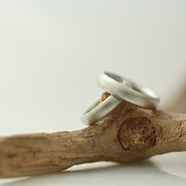 【THREE TREES(スリーツリーズ)の口コミ】 なんとなく、太めの指輪がいいなということで
スタッフさんと相談しながら…