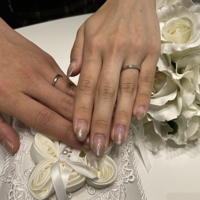 【4℃ BRIDAL(ヨンドシーブライダル)の口コミ】 ストレートデザインで探しておりましたが、ダイヤモンドの入り方がとても…