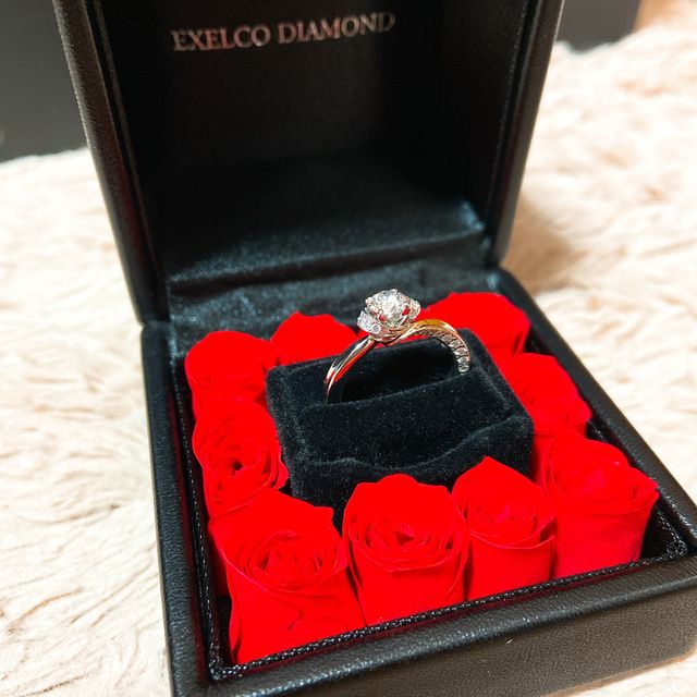 【エクセルコダイヤモンド(EXELCO DIAMOND)の口コミ】 正面からだけではなく横から見たデザインも凝っていてとても素敵でした。…