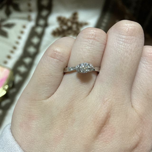 【エクセルコダイヤモンド(EXELCO DIAMOND)の口コミ】 正面からだけではなく横から見たデザインも凝っていてとても素敵でした。…