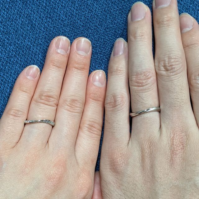 【PORTADA(ポルターダ)の口コミ】 二人の手に合う華奢感のあるものを選びました。ウェーブの感じとダイヤの…