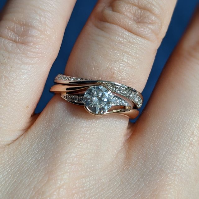 【PORTADA(ポルターダ)の口コミ】 二人の手に合う華奢感のあるものを選びました。ウェーブの感じとダイヤの…