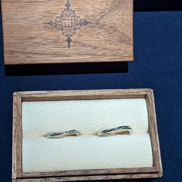 【PORTADA(ポルターダ)の口コミ】 二人の手に合う華奢感のあるものを選びました。ウェーブの感じとダイヤの…