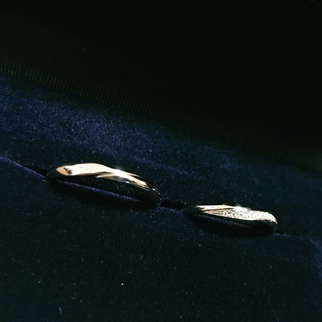 【銀座ダイヤモンドシライシの口コミ】 星が流れるようななめらかなウェーブのラインが気に入りました。自分の結…