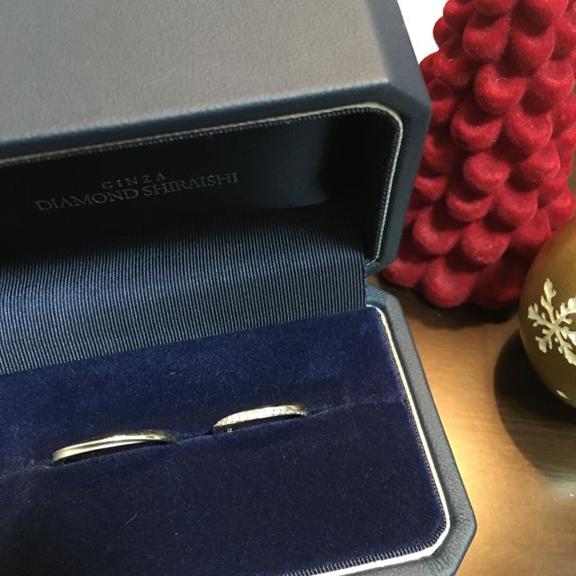 【銀座ダイヤモンドシライシの口コミ】 控えめな石のキラキラ感がシンプルながらも可愛らしくて決めました。旦那…