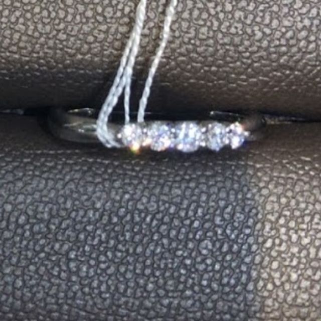 【アイプリモ(I-PRIMO)の口コミ】 ストレートラインでシンプルではあるけれど、ダイヤの存在感が素晴らしく…