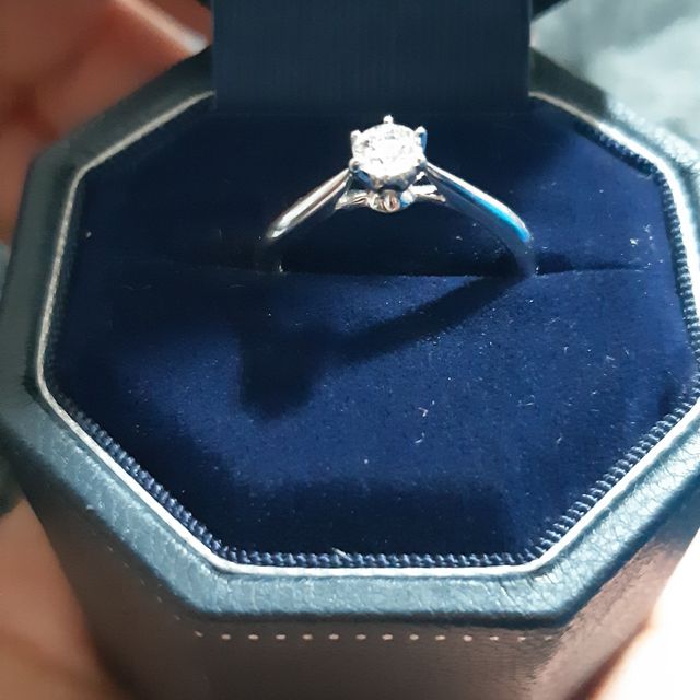 【銀座ダイヤモンドシライシの口コミ】 妻曰く、リング部はシンプルで細い線、それとダイヤモンドのたて爪のデザ…